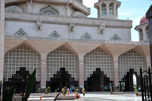 Masjid Putra - courtyard