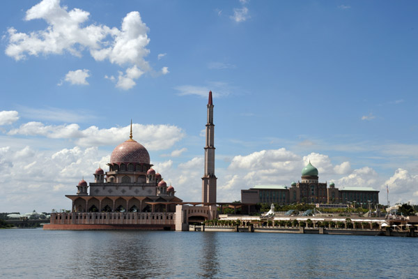 Masjid Putra with the lake and Prime Minister's Office