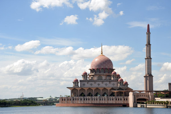 Masjid Putra seen from the south