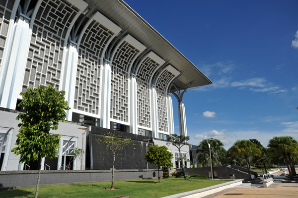 While Masjid Putra is rather traditional in style, Masjid Besi is very modern