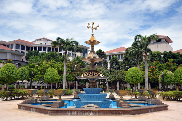 Fountain in front of the Kompleks Jabartan Perdana Menteri, Putrajaya