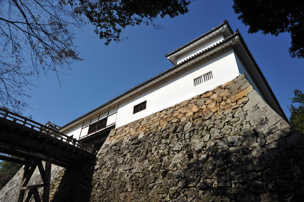 The corridor bridge can be demolished by defenders in case the enemy penetrates this far into the castle