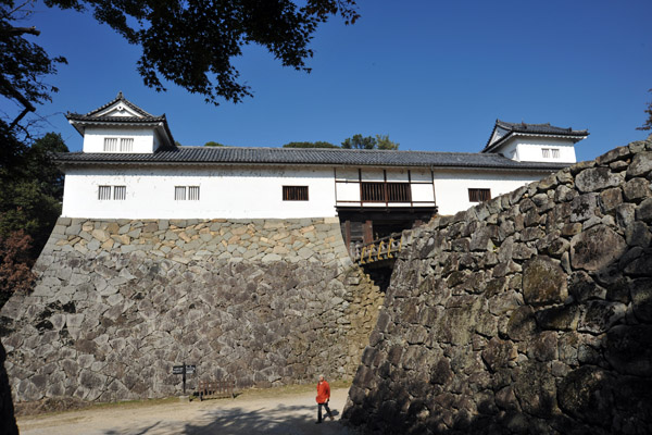 The symmetrical turrets resemble a balance scale, hence the Japanese name Tenbin-yagura