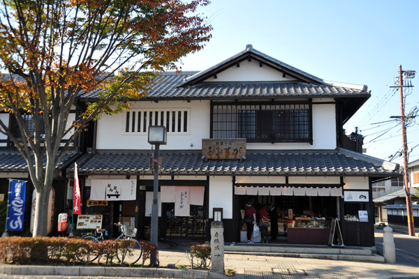 Southwest of Hikone Castle is a nice street, Honmachi