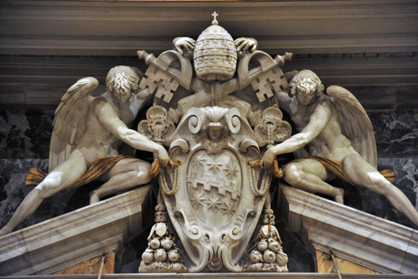Angels holding the Coat of Arms of Pope Clement VIII (r 1592-1605)