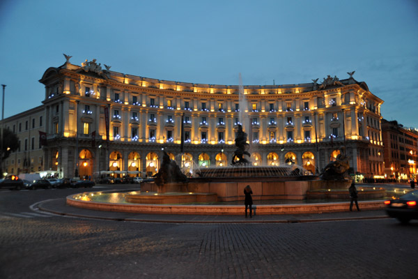 Piazza della Repubblica at night