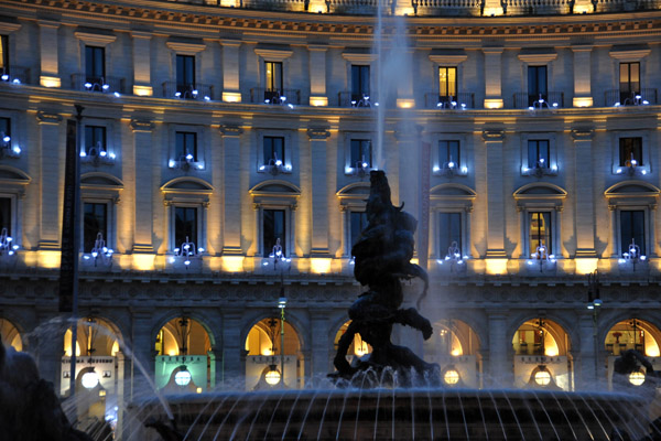 Fountain of the Naiads at night