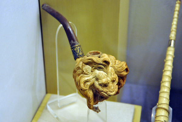 Pipe decorated in a lion head form belonging to King Chulalongkorn (Rama V)