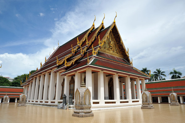 When the capital moved to Bangkok, King Rama I had the temple renovated