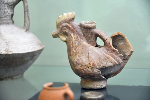 Pottery vessel in the shape of a chicken