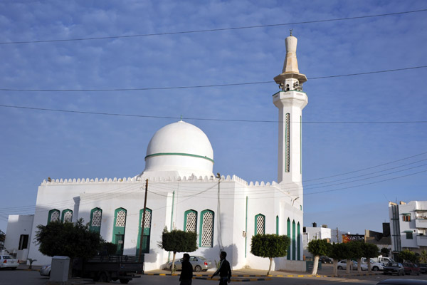 Mosque near the roundabout in the center of Al Khoms