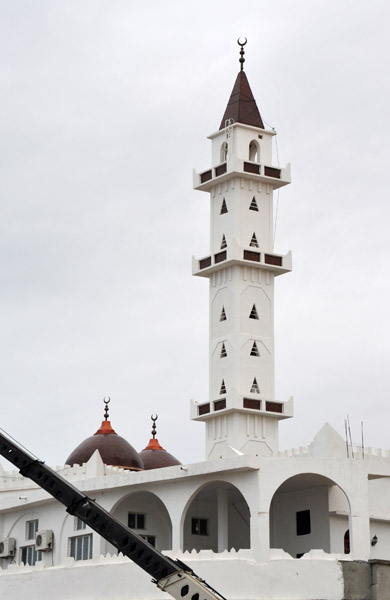 Tall minaret near the Al Mahri Hotel and port