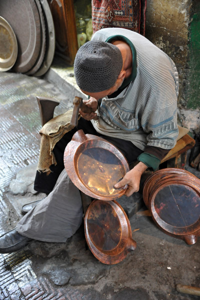 Craftsman at work, Souq Al-Ghizdir 
