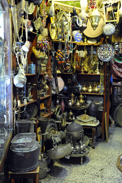 Crowded shop, Souq Al-Ghizdir 