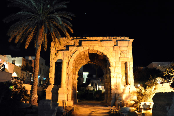 The Arch of Marcus Aurelius marked the crossroads of the Cardo Maximus and the Decumanus, typical of a Roman city's layout