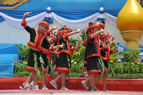 Thai girls dancing in honor of the Queen's Birthday