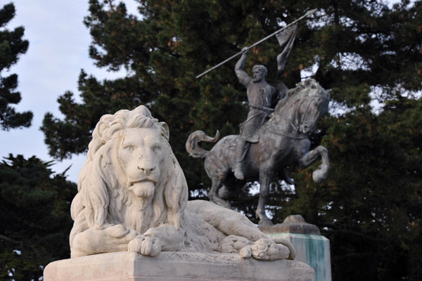 Lion in front of the Legion of Honor with El Cid