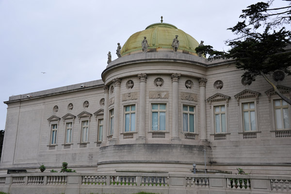 The rear of the Palace of the Legion of Honor