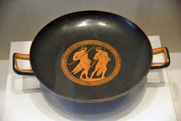 Red-figure Kylix with two athletes, Athens, 440-430 BC