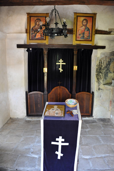 A small chapel at the Gradac Monastery cemetery