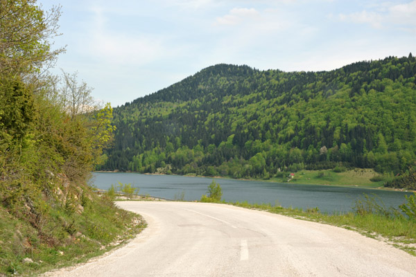 The road leading down to the lake