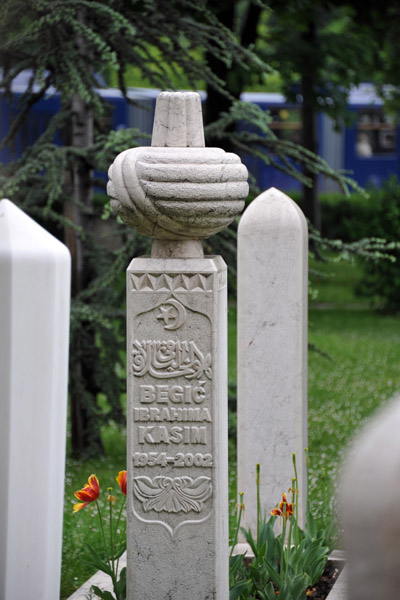 Tombstone in the graveyard of the Ali Pasha Mosque