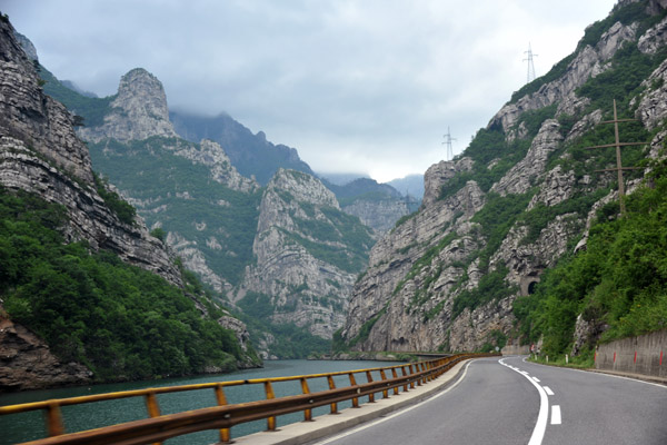 Past Jablanica, the road returns to the right bank of the Neretva