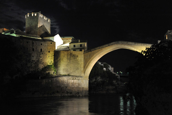 The bridge took more than 60 artillery shells before finally collapsing on 8 November 1993