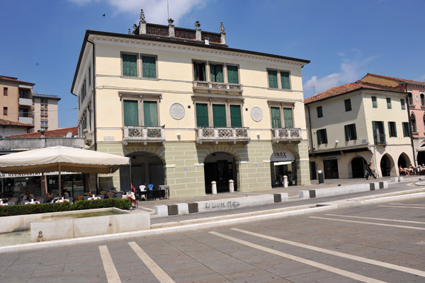 Building on Piazza Ferretto with plaques about Giuseppe Garibaldi