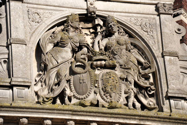 Sculpture relief below the Netherlands Coat-of-Arms, University Hall