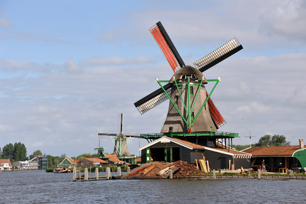 Houtzaagmolen Het Jonge Schaap - wind powered sawmill, Zaanse Schans