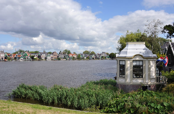 Kiosk next to the Julianabrug over the River Zaan