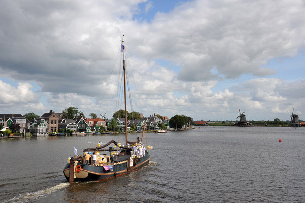 Hubertus Krommenie (1890) passing through the Juliana Bridge