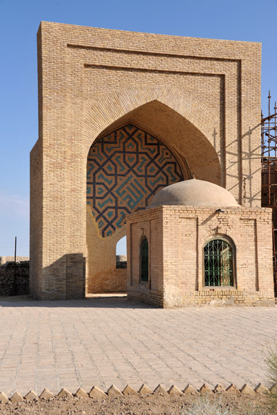 The tombs belong to Al Hakim ibn Amr Al-Jifari and Buraida ibn al-Huseib al-Aslami