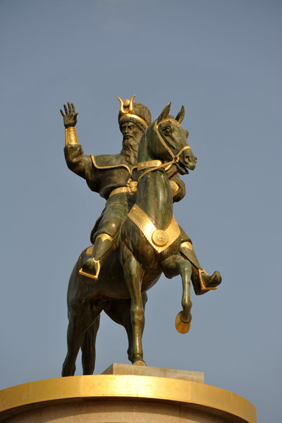 Central mounted figure of the Airport Roundabout