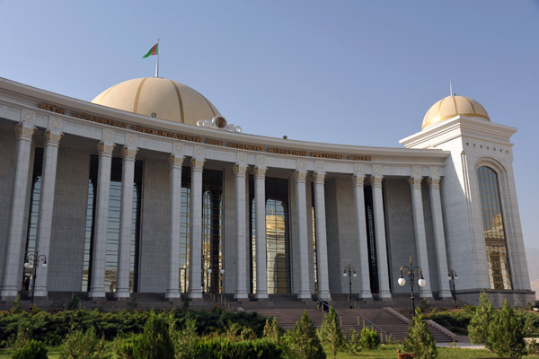 Presidential Museum, the center piece of the Great Saparmurat Turkmenbashi Cultural Centre