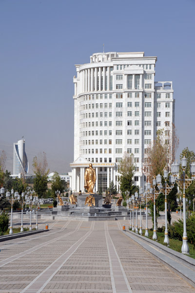 Walkway from the Independence Monument to the Turkmenbashy statue