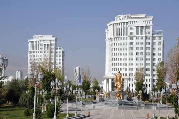 Walkway from the Independence Monument to the Turkmenbashy statue