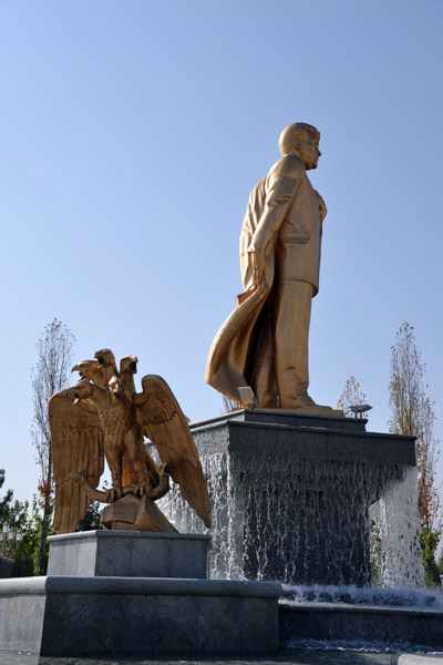 Turkmenbashi, leader of the Turkmen - the First President, Saparmurat Niyazov