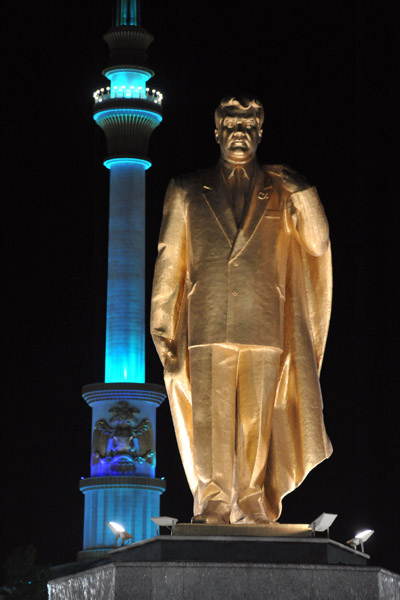 Trkmenbashy statue with the Independence Monument
