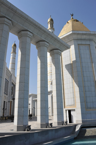 Gallery surrounding the 8-sided mosque