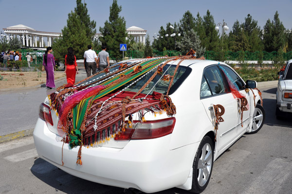 Car decorated for a Turkmen wedding