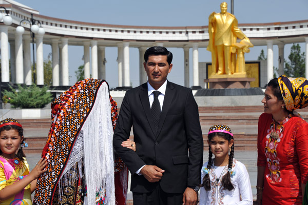 In the tradition of wedding parties all over the former USSR, newlyweds travel around the city for photos at the monuments