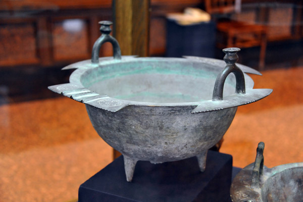 Bronze pot, 12th C.