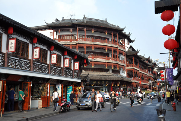 Fang Bang Zhong Lu - touristy shopping in the style of old China