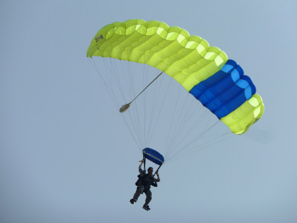 Tandem skydivers on approach