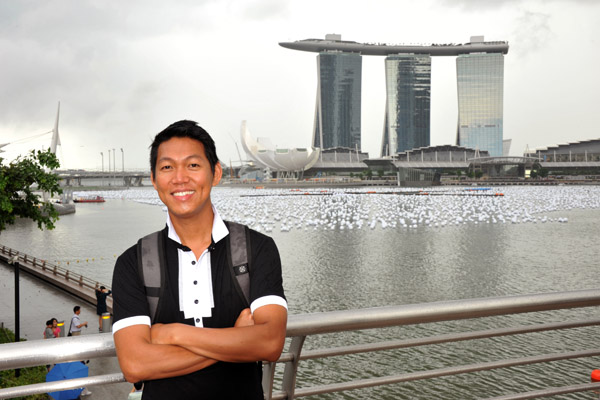 Dennis with the recently completed Marina Bay Sand Hotel, December 2010