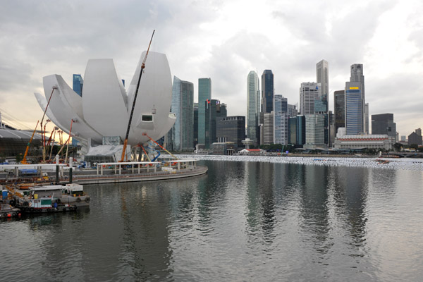 Singapore Art & Science Museum and downtown Singapore from the footbridge
