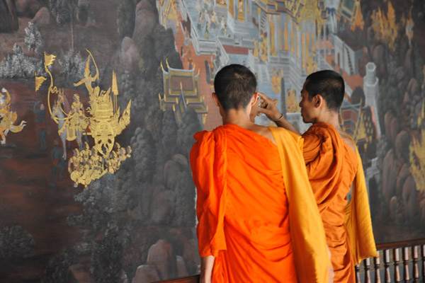 Buddhist monks photographing the Ramakien murals - Wat Phra Kaeo