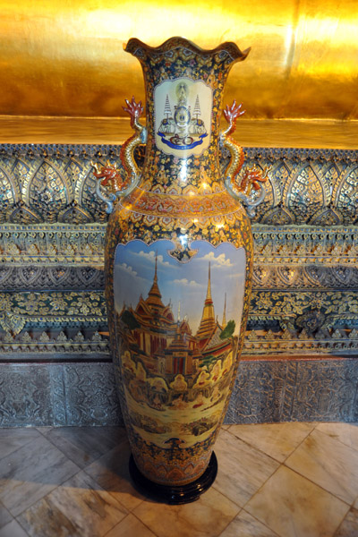 Large Thai vase at Wat Pho